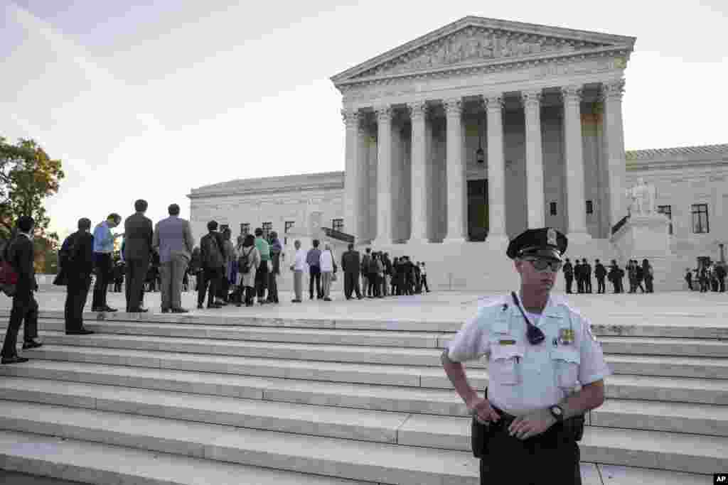 2018年10月1日是美国最高法院新的工作期的第一天,人们在华盛顿国会山的最高法院门前排队。