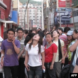 听说有人要跳楼,路人纷纷扬头观看