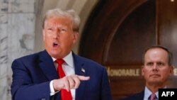 Mantan Presiden AS Donald Trump berbicara kepada awak media dalam hari ketiga persidangan kasus penipuan yang membelitnya di New York, pada 4 Oktober 2023. (Foto: AFP/Kena Betancur)