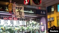 一名香港反送中抗议者在港铁太子站外的831事件纪念台旁呼喊口号。(2019年9月12日)