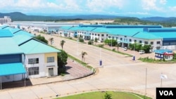 中国在柬埔寨投资建设的西哈努克港经济特区。(美国之音朱诺拍摄,2017年6月10日)