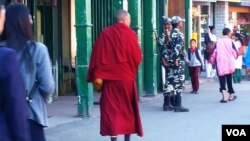 Bhutan-lama:在距离洞朗不远的印度城市大吉岭,街头偶尔可见来自不丹的喇嘛。(美国之音朱诺拍摄,2016年10月20日)