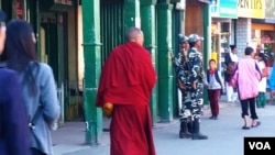 在距离洞朗不远的印度城市大吉岭,街头偶尔可见来自不丹的喇嘛。(美国之音朱诺拍摄,2016年10月20日)
