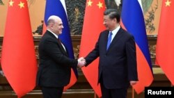 中国领导人习近平在北京人大会堂会见到访的俄罗斯总理米舒斯京。（2023年5月24日）