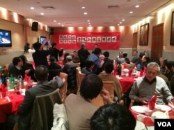 纽约的民运人士、知识界人士数十人欢送贡嘎扎西(美国之音 方冰拍摄)