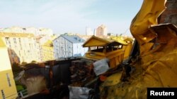 图为2023年5月20日,俄罗斯袭击乌克兰期间,乌克兰基辅住宅楼被乌克兰防空部队击落的俄罗斯自杀式无人机残骸损坏。