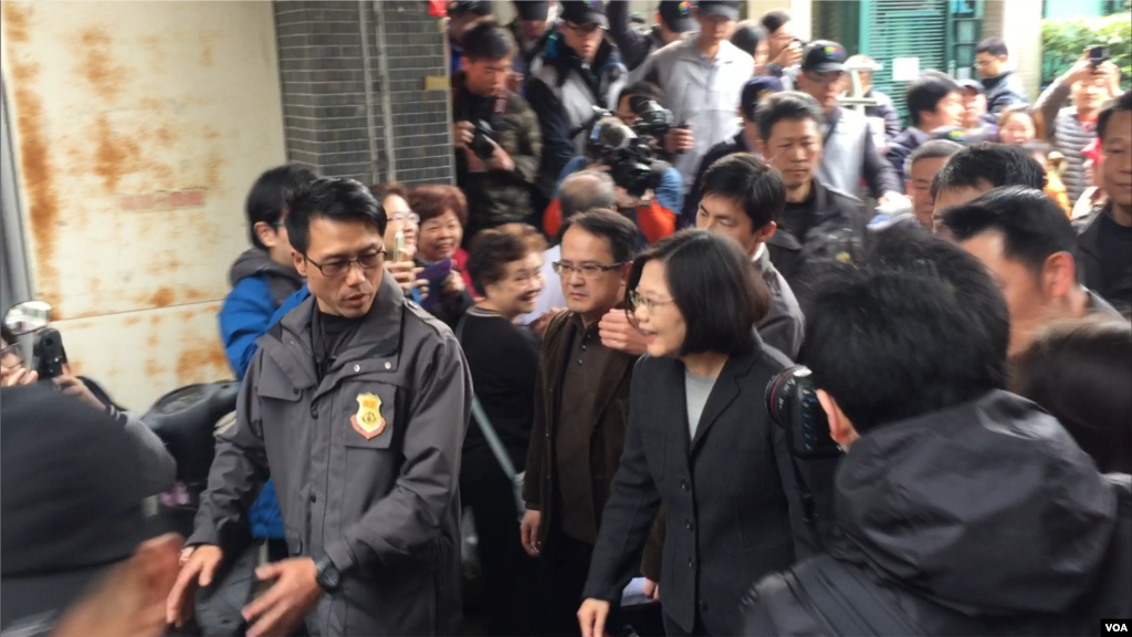台湾大选投票日民进党总统候选人蔡英文到达投票地点(美国之音萧洵拍摄)