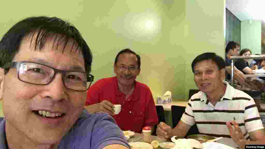 Với các anh Thái Hòa (phải) và Hoàng Ngọc Tuấn trong quán nhậu ở Phố Việt Cabramatta. (Ảnh: Bùi Văn Phú)