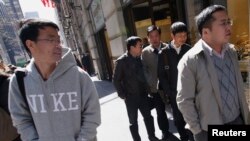 Du khách từ Trung Quốc đi mua sắm dọc Ðại lộ số 5 ở New York. Hồi đầu năm nay, Phó Thủ tướng Trung Quốc nói hình ảnh của Trung Quốc bị tổn hại vì điều mà ông gọi là 'cách cư xử thiếu văn minh của khách du lịch Trung Quốc'.