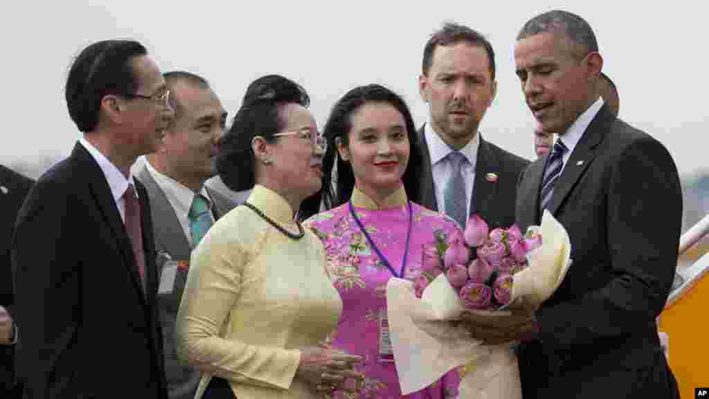 Tổng thống Obama được chào đón ở sân bay Tân Sơn Nhất bằng một bó hoa Sen, loài hoa được coi là “quốc hồn quốc túy” của Việt Nam.