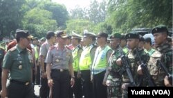 Pangdam IV Diponegoro dan Kapolda Jawa Tengah memeriksa kesiapan aparat keamanan menjelang pernikahan putri Presiden Jokowi, Kahiyang Ayu. (Foto: Yudha)