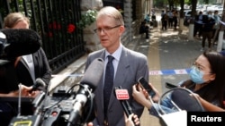 澳大利亚驻华大使傅关汉 (Graham Fletcher) 在不准许进入审理杨恒均案的北京法庭后对记者讲话。(2021年5月27日)