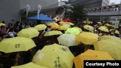 香港民众政府总部外集会撑起象征雨伞革命的黄伞,纪念争取真普选的雨伞运动4周年。 (2018年9月28日苹果日报图片)