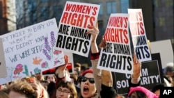 2017年3月8日,女性活动人士在纽约华盛顿广场举行集会