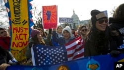 示威者在华盛顿国会山游行,支持梦想生和临时保护身份项目。(资料照)