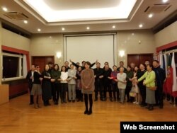 中国人权人士在欧盟人权日活动上高呼“全璋回家”。(李文足社媒图片)