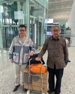 2021年1月28日上午,郭飞雄(左)从广州白云机场前往上海准备搭乘国际航班赴美,出发前与送行的维权律师刘正清合影 (刘正清分享图片)