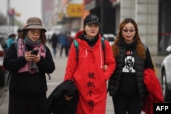 德国留学生穆达伟( David Missal )2018年4月追踪拍摄了被押维权律师王全璋的妻子李文足(中)和维权律师李和平的妻子王峭岭等人在北京进行的“百里寻夫”之旅。