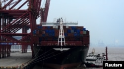 停靠在浙江省舟山港的一艘货轮。(2016年2月14日)