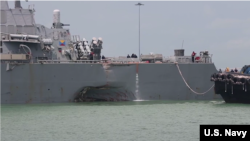Khu trục hạm USS John McCain được kéo vào Singapore sau tai nạn va tàu.