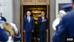 菲律宾防长(右)2018年9月18日访问五角大楼(美国国防部照片)