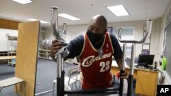 印第安纳波利斯的一所小学里,校工在打扫教室。印第安纳州的学校最早在7月底返校。