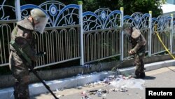 韩国士兵在仁川街头检查据信是朝鲜发射的气球带来的垃圾。(2024年6月2日)