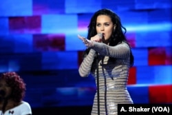 美国歌星凯蒂·佩里(Katy Perry )在费城举行的民主党全国代表大会上演唱(2016年7月28日)