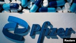 资料照片:辉瑞标识与辉瑞药品。