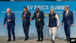 资料照片:在南非约翰内斯堡举行的金砖国家峰会期间,巴西总统卢拉、中国国家主席习近平、南非总统拉马福萨、印度总理莫迪和俄罗斯外长拉夫罗夫合影留念。(2023年8月23日)