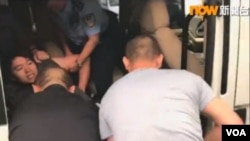 香港Now TV 记者2018年5月16日在京采访时被押上警车 (网络照片)