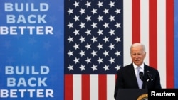 拜登总统在宾州斯克兰顿的电城有轨电车博物馆发表讲话,推动他的基础设施法案。(2021年10月20日)