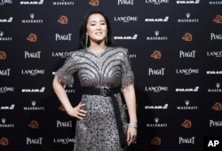 在台湾台北举行的第55届金马奖典礼上，巩俐走红毯，美联社称她为新加坡演员（2018年11月17日）。