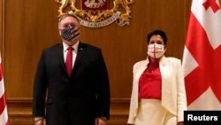 美国国务卿蓬佩奥在第比利斯与格鲁吉亚总统萨洛梅·祖拉比什维利举行会晤。(2020年11月18日)