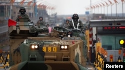 韩国海军陆战队队员在美韩举行联合军演期间驾驶两栖突击车行进 (2018年4月5日)