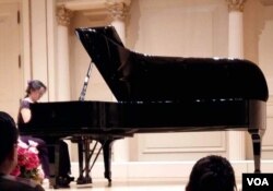 张安妮在卡内基音乐厅演奏肖邦的练习曲作品10第5号(姚诚拍摄)