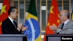 2024年1月19日,中国外长王毅在巴西的巴西利亚伊塔马拉蒂宫会见巴西外长维埃拉。(路透社)