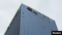 恒大在深圳的总部大楼上的公司招牌被拆掉了一部分。(2022年1月10日)