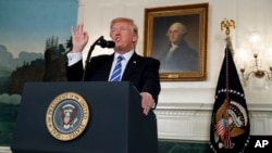 美国总统川普在白宫外交接待室介绍他的亚洲之行。（2017年11月15日）