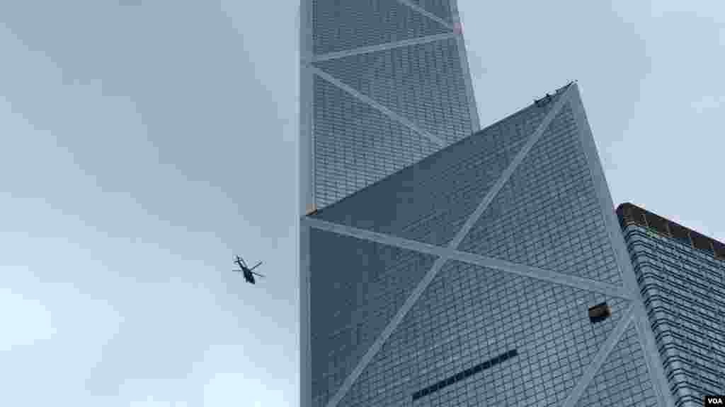 一些穿黑衣的市民到湾仔警察总部外聚集,并在警总外墙上涂鸦。市民遍布从铜锣湾至上环一带的主要干道。警察的直升机在上空盘旋。(2019年8月31日)