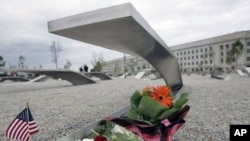图为美国国防部员工9月9日在五角大楼举行纪念活动,缅怀10年前在五角大楼不幸丧生的无辜者