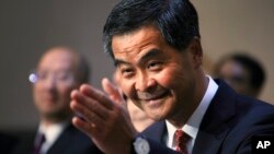 Các tài liệu bị rò rỉ cho thấy ông Lương Chấn Anh đã bí mật nhận hàng triệu đôla từ công ty UGL 5 ngày sau khi tuyên bố ra tranh chức Trưởng quan Hành chính Hồng Kông.