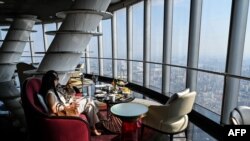 资料照:上海高端国际奢华J酒店内的餐厅。(2021年6月23日)