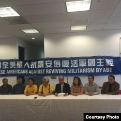 史实会会长贺英明(黄衫男士)参加新闻发布会(史实会提供)