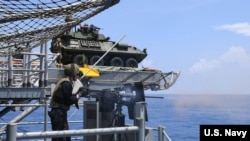 美军“黄蜂号”两栖攻击舰2018年9月27日在南中国海展开实弹射击(美国海军)