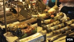 去老挝首都万象购买象牙制品的顾客,大多来自中国。(美国之音朱诺拍摄,2018年2月18日)