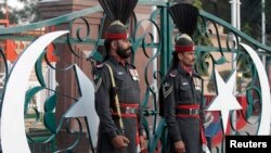 Binh sĩ Pakistan cử hành lễ hạ cờ tại cửa khẩu Wagah, khoảng 20km (12 dặm) về phía đông Lahore.