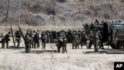 Binh sĩ Hàn Quốc chuẩn bị cho một cuộc diễn tập quân sự tại thành phố biên giới Paju, phía bắc Seoul, ngày 29/3/2013.