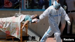 印度首都新德里一家医院的医务人员正在抢救一名新冠患者(路透社2021年4月24日)