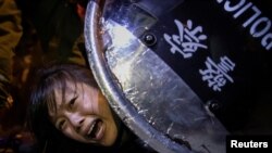 Một người biểu tình phản đối luật dẫn độ bị cảnh sát chống bạo động bắt giữ ở Hong Kong, ngày 2/9/2019. Reuters đoạt giải Pulitzer 2020 cho bộ ảnh về biểu tình ở Hong Kong.